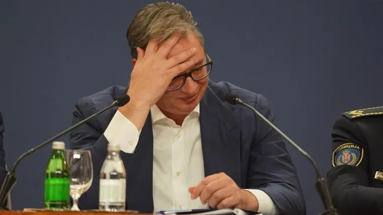 Na ulicama rat, a Vučić pokušava imati suze u očima! Pogledajte kako je nazvao Piculu i Bartulicu