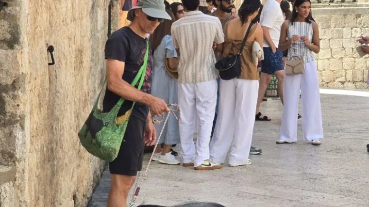 Pa ovo je hit! Ček, koga on to šeta na povodcu? Stradun stao u šoku, odmah svi izvadili mobitele