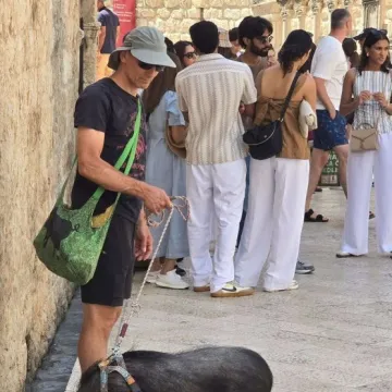 Pa ovo je hit! Ček, koga on to šeta na povodcu? Stradun stao u šoku, odmah svi izvadili mobitele