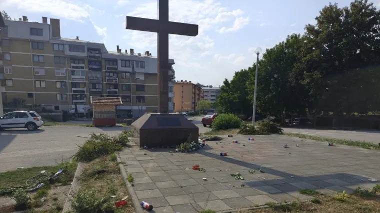 Razjareni vandali gađali uspomenu na poginule hrvatske branitelje i razbacali sve pred križem