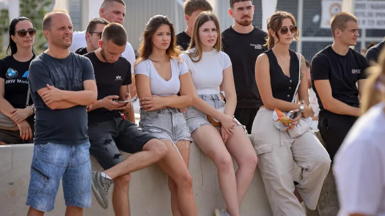 Neki su gledali automobile, ali ipak su se svi okretali za njom: Zgodna brineta ukrala show na izložbi