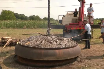 Peka teža od tone, za nju treba i dizalica. Krčkalo se 70 kg graha, još toliko kobasica i slanine
