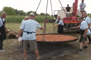 Za dobru peku trebaju znanje i vještina, za ovu i dizalica: U njoj se krčkalo 70 kg graha, još toliko suhog mesa