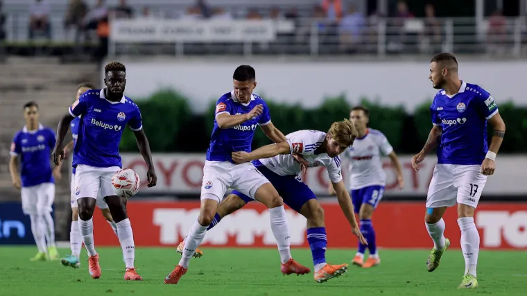 Bamba s klupe dvama pogotcima srušio otpor Slavena, zabio i Pukštas: Torcida igrače gađala bakljama