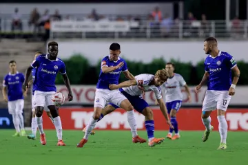 Bamba s klupe dvama pogotcima srušio otpor Slavena, zabio i Pukštas: Torcida igrače gađala bakljama