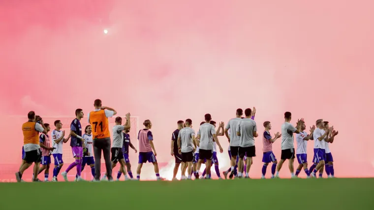 Torcida pozvala igrače, pa ih zasula bakljama: Kapetan Hajduka šokirao izjavom o incidentu
