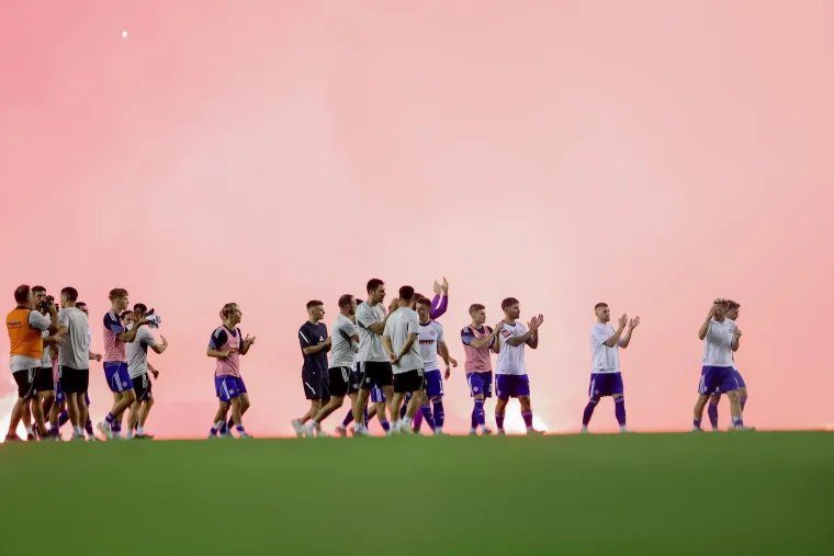 Torcida pozvala igrače, pa ih zasula bakljama: Kapetan Hajduka šokirao izjavom o incidentu