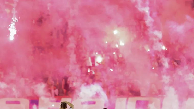 Pogledajte kako je Torcida Livaju i igrače gađala bakljama