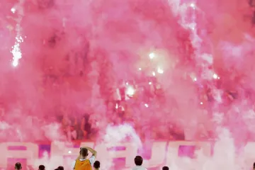 Pogledajte kako je Torcida Livaju i igrače gađala bakljama