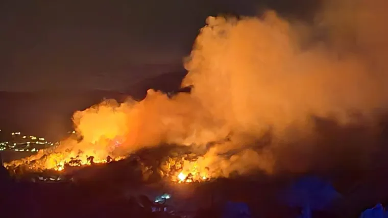 Vatrogasci proveli besanu noć: Vjetar otežava gašenje, jutros im se priključio kanader