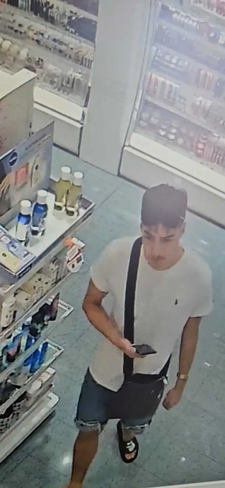 Prepoznajete li ovog muškarca? Policija objavila zašto ga traži