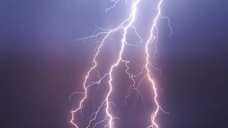 Dječaka (15) u susjedstvu udario grom, helikopterom prebačen u bolnicu