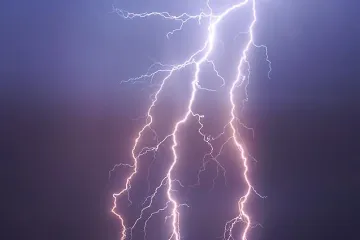 Dječaka (15) u susjedstvu udario grom, helikopterom prebačen u bolnicu