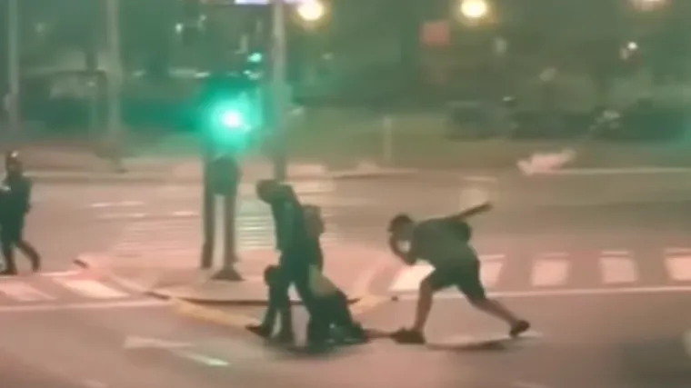 Što Vučić kaže na ovo? Zvjerska snimka s beogradskih ulica. Tuku ga, vuku, vežu mu ruke: 'A bez svijesti je'