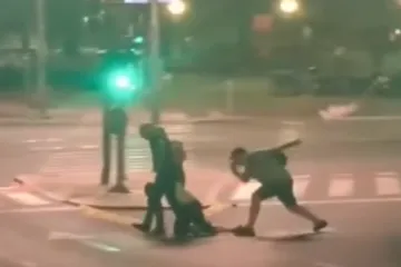 Što Vučić kaže na ovo? Zvjerska snimka s beogradskih ulica. Tuku ga, vuku, vežu mu ruke: 'A bez svijesti je'