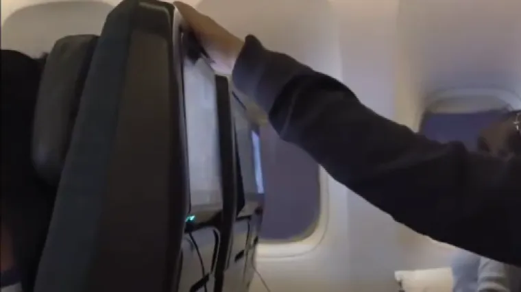 Putnici bili zarobljeni 29 sati u avionu. Pojavila se snimka s leta iz pakla: 'Stiglo je crno upozorenje...'