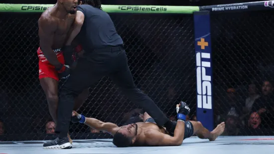 Užasavajući prizori u kavezu: Monstruoznim nokautom ga poslao u bolnicu! 'Zubi su mu stisnuti'