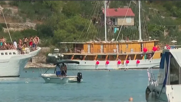 Guše se u fekalijama, smeću i mazivu: Šoltani pucaju po šavovima