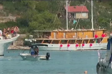 Guše se u fekalijama, smeću i mazivu: Šoltani pucaju po šavovima