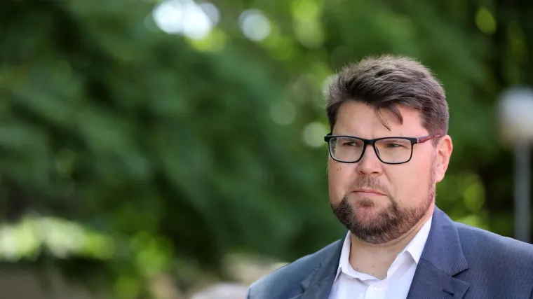 Peđa Grbin usred govora manjinskog predstavnika okrenuo leđa i otišao