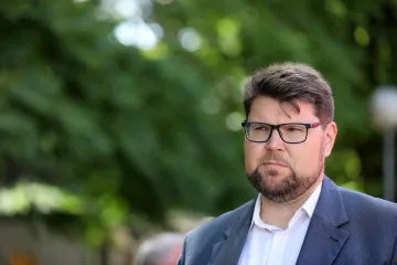 Peđa Grbin usred govora manjinskog predstavnika okrenuo leđa i otišao