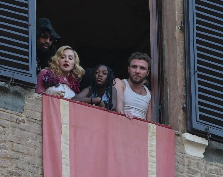 Madonna šokirala prolaznike svojim izgledom: 'Hoda kao starica'