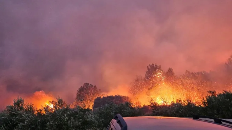 Teška noć za vatrogasce: Svladali nekoliko većih požara, pomagali hitnoj pomoći i obijali stanove
