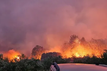 Teška noć za vatrogasce: Svladali nekoliko većih požara, pomagali hitnoj pomoći i obijali stanove