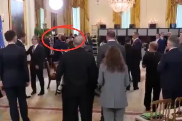 Nisu znali da ih se čuje: Pogledajte detalj uhvaćen mikrofonom dok su Trump i Macron šaptali