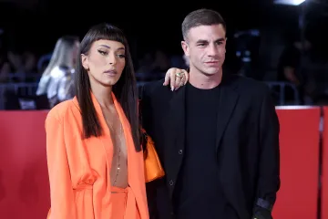 Bosanskohercegovačka glumica u narančastom odijelu dubokog dekoltea pokorila crveni tepih