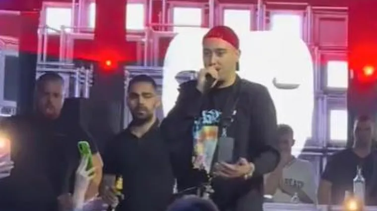 Skandal u zadarskom noćnom klubu: Srpski reper prekinuo nastup i nasrnuo na fana