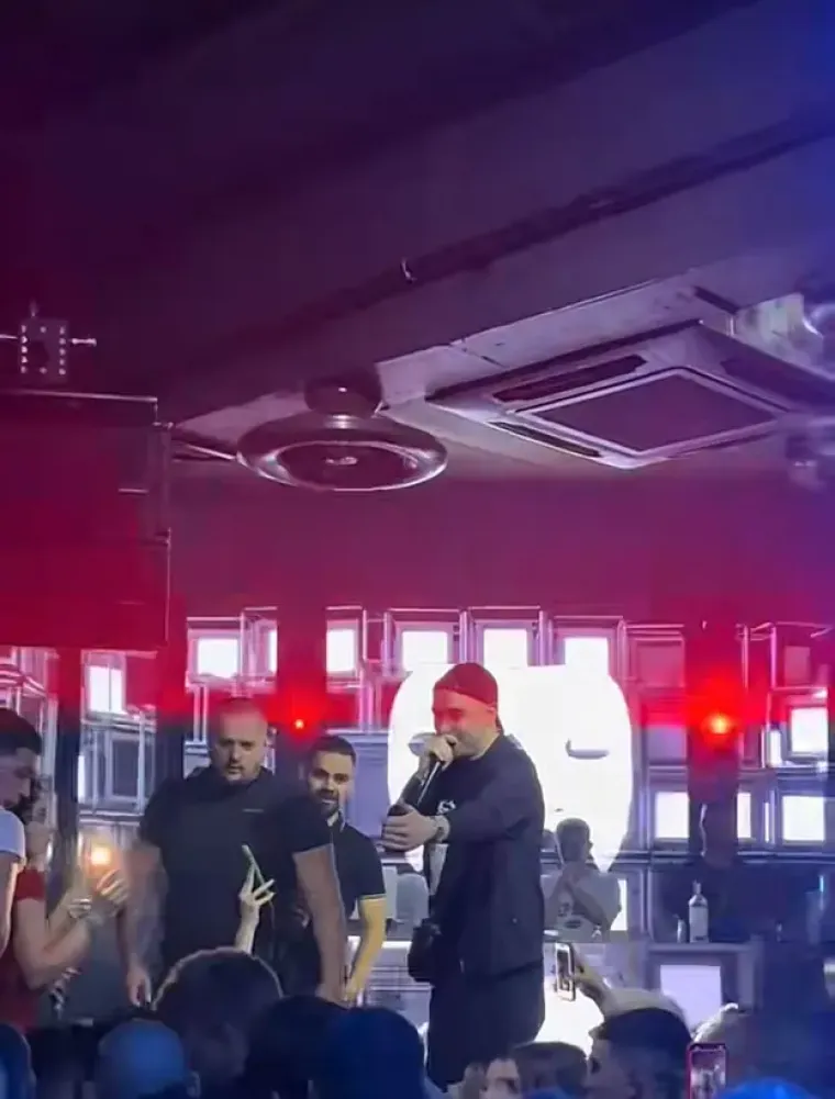 Skandal u zadarskom noćnom klubu: Srpski reper prekinuo nastup i nasrnuo na fana