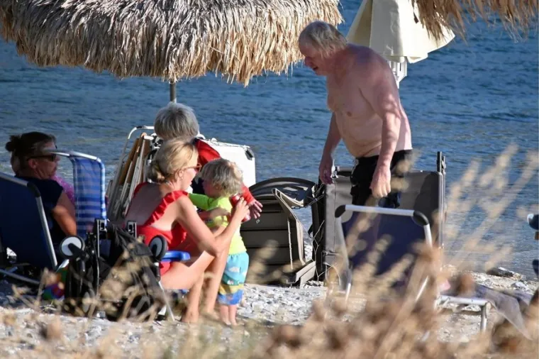 Boris Johnson kakvog dugo nismo vidjeli: U opuštenom izdanju sa suprugom uživa daleko od britanskog kaosa