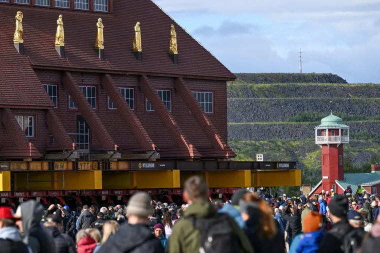 Povijesna selidba crkve u Švedskoj, prati je i kralj
