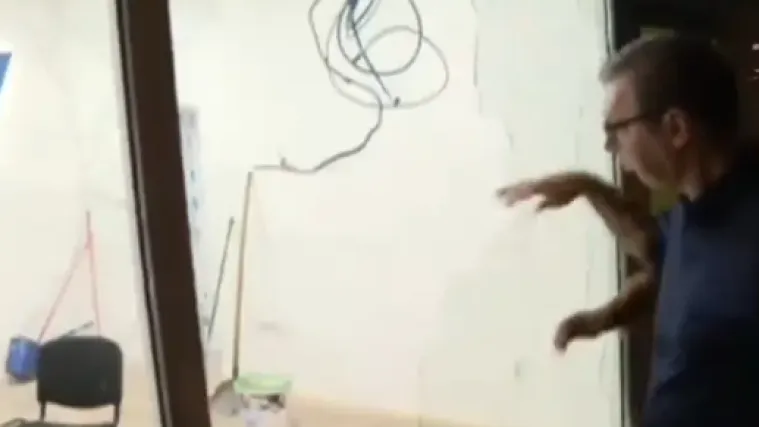 Urnebesna snimka! I dijete zna da se razbijeno staklo ne dira, Vučić očito ne: Pogledajte kako se porezao