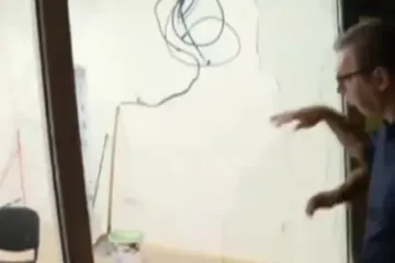 Urnebesna snimka! I dijete zna da se razbijeno staklo ne dira, Vučić očito ne: Pogledajte kako se porezao