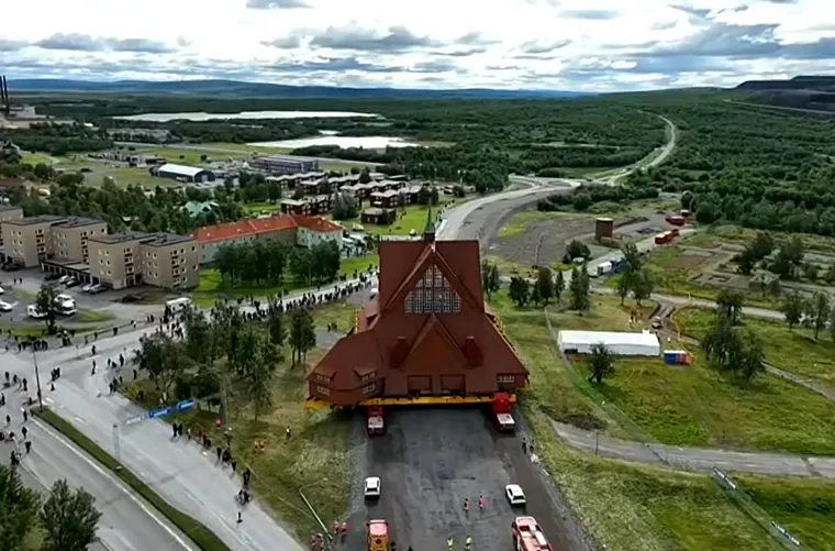 Povijesna selidba crkve u Švedskoj, prati je i kralj