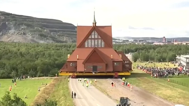 Povijesna selidba crkve u Švedskoj, prati je i kralj