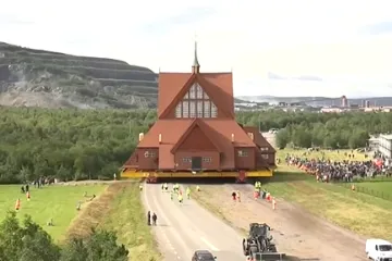 Povijesna selidba crkve u Švedskoj, prati je i kralj