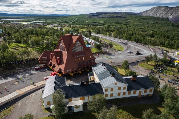 Povijesna selidba crkve u Švedskoj, prati je i kralj