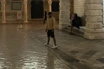 Ovaj muškarac je uništio povijesnu fontanu u Dubrovniku, policija ga traži
