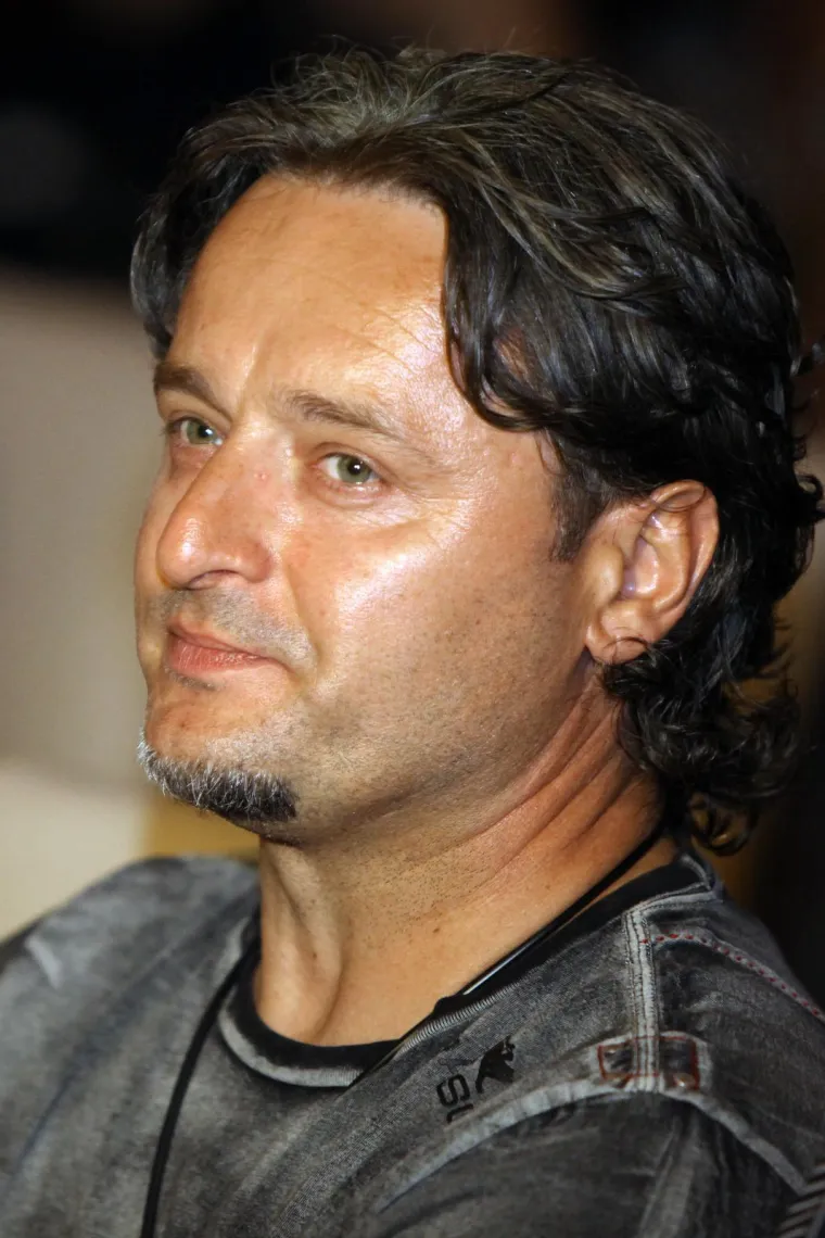 Prošlo je punih 16 godina: Evo kako je Thompson izgledao na predstavljanju svoje knjige