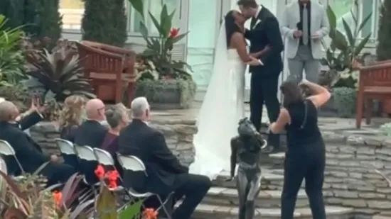 Prvi poljubac mladenaca prekinuo neočekivani incident, svečani trenutak obilježila je gadna greška u koracima