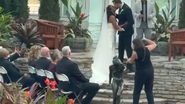 Prvi poljubac mladenaca prekinuo neočekivani incident, svečani trenutak obilježila je gadna greška u koracima