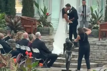 Prvi poljubac mladenaca prekinuo neočekivani incident, svečani trenutak obilježila je gadna greška u koracima