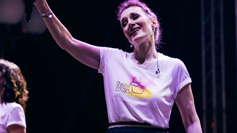 Doris Dragović izazvala euforiju: U hit merchu zapjevala pred tisućama fanova pa rasprodala cijelu kolekciju