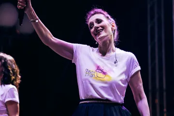 Doris Dragović izazvala euforiju: U hit merchu zapjevala pred tisućama fanova pa rasprodala cijelu kolekciju