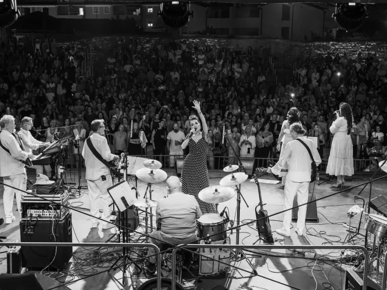 Doris Dragović izazvala euforiju: U hit merchu zapjevala pred tisućama fanova pa rasprodala cijelu kolekciju