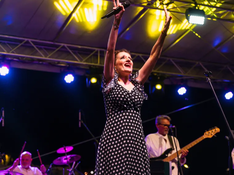 Doris Dragović izazvala euforiju: U hit merchu zapjevala pred tisućama fanova pa rasprodala cijelu kolekciju