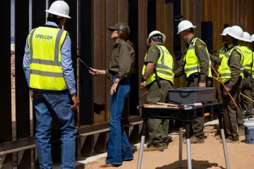 Novi Trumpov plan protiv migranata: Zid na granici s Meksikom boja se u crno